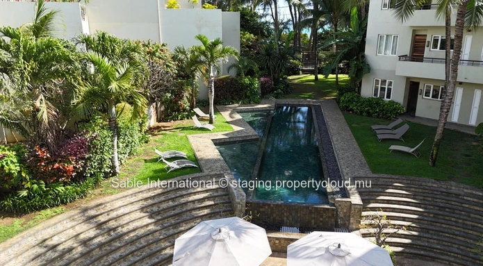 Penthouse à vendre à Péreybère, 174m², 3 chambres, piscine commune, front de mer, meublé, climatisé.