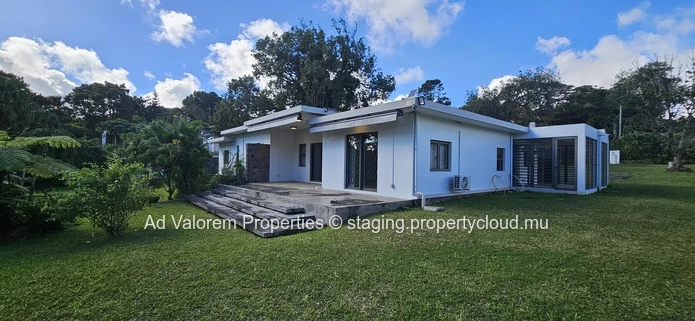 Charming house for rent in Floreal.