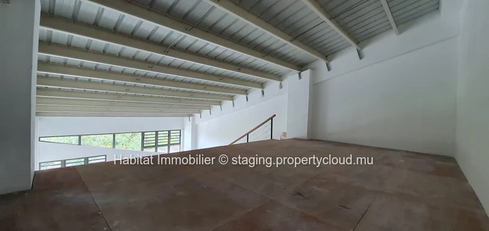 FOR SALE - This unit unfurnished office space of 90 m2 including a mezzanine of 25 m2 is located in Floréal 