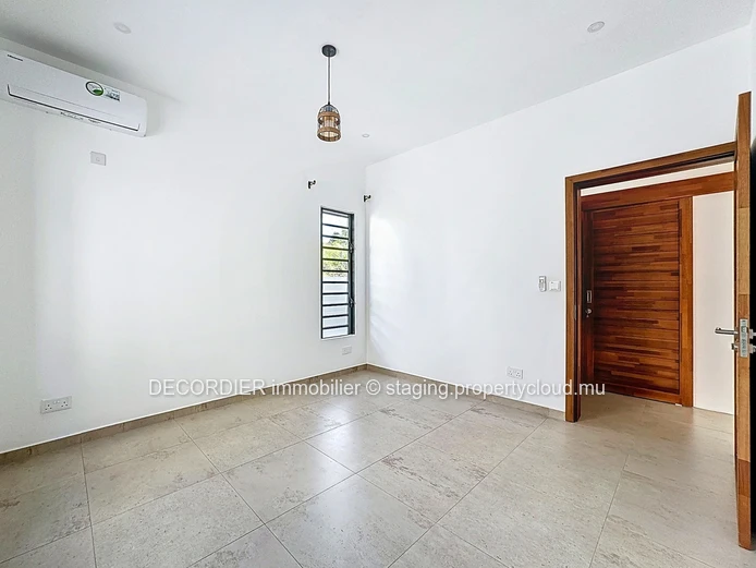 New villa in a residential area (Sole Mandate)