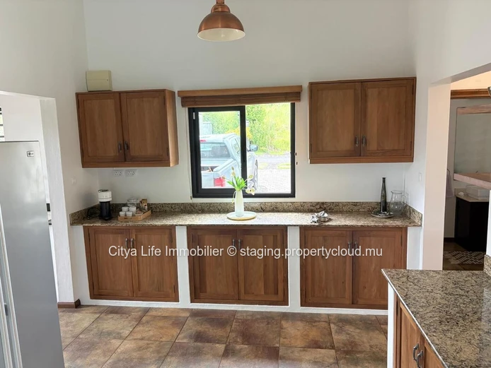 Villa à vendre à Mont Piton, 250m², terrain 1,025m², 4 chambres, piscine privée, sécurisé, proche écoles, prix Rs.