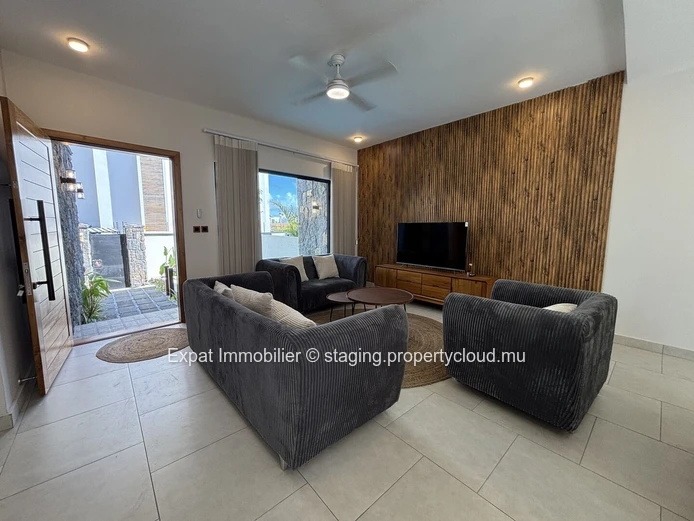 New villa with swimming pool and enclosed garage – Pereybère 