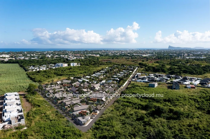 Villa PDS à vendre à Grand Baie, 176m² habitables sur terrain de 401m², 3 chambres, piscine privée. Prix : 680 000 €.