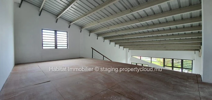 FOR SALE - This one unit unfurnished office space of 180 m2 including a mezzanine of 50 m2 is located in Floréal 