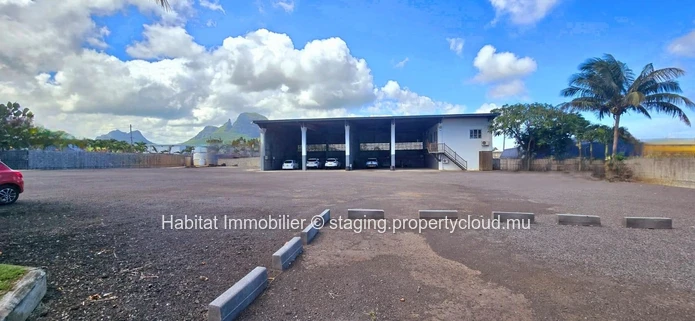 Furnished industrial building of 764 m2 on a plot of 1,037 toises located in Bambous