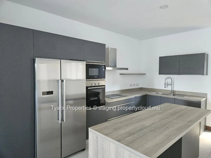 Appartement G+2 à Vendre à Pointe Aux Cannoniers – Rez-de-Chaussée Luxueux avec Accès Jardin