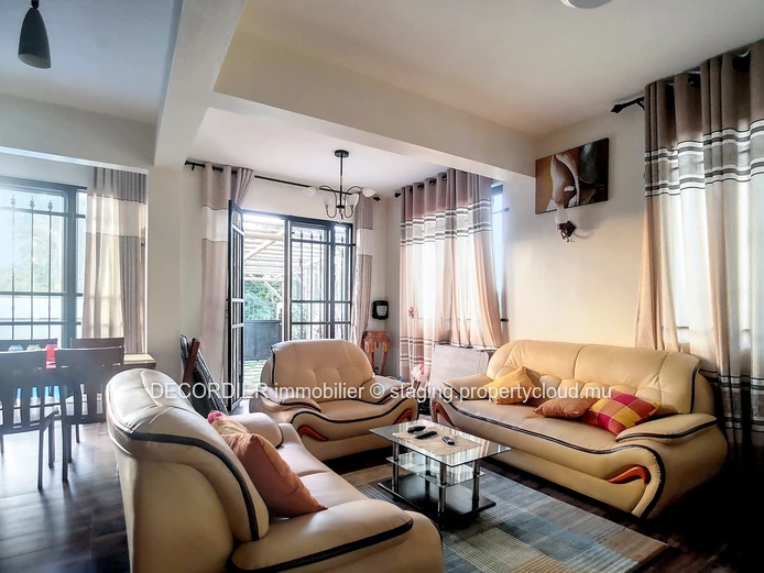Jolie maison sur 2 niveaux avec une piscine et un rooftop