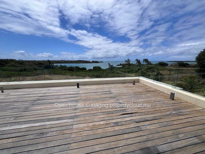 Luxurious penthouse, 3/4 bedrooms, private and communal pool, boat parking and launching ramp. Sea and island views.