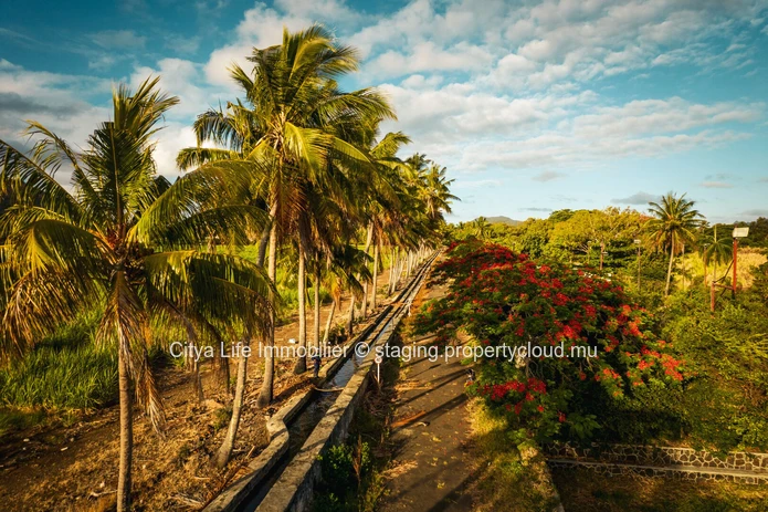 Terrain SCS Etrangers à vendre à Beau Champ, 1.055m², proche écoles, golf, magasins, accessible aux mauriciens, Rs.
