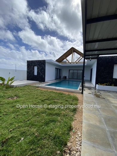 Villa meublée à louer à Péreybère, 162m², 3 chambres en suite, piscine privée, jardin, panneaux solaires, citerne d'e...