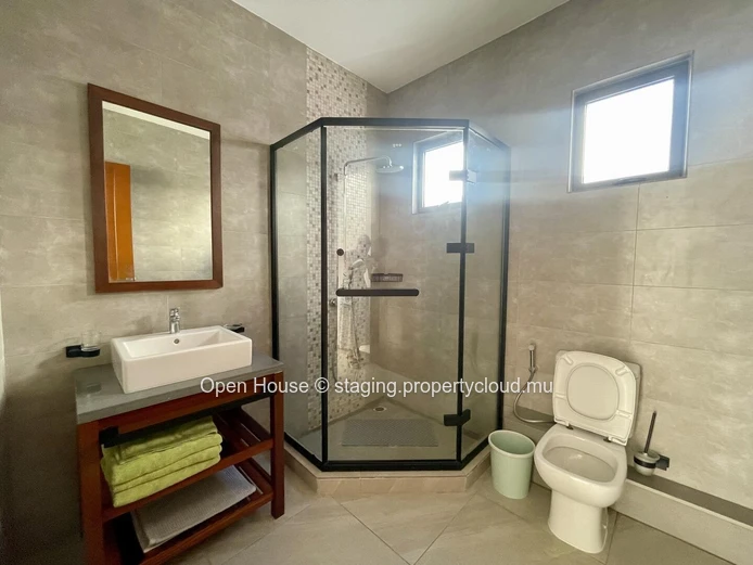 VILLA PDS à louer, Grand Baie, 350m², 4 chambres, piscine privée, proche de toutes commodités. Prix Rs 160 000.