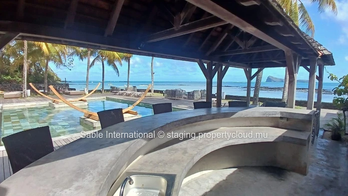 Appartement en bord de mer avec une vue imprenable sur la mer - 3 chambres, piscine commune, entièrement meublé.