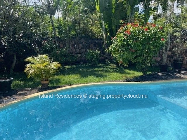 Fully furnished villa with 3 bedrooms, pool and parking within walking distance of Mon Choisy beach
