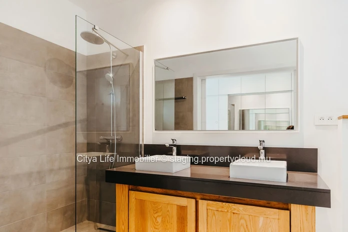 REZ+2 à vendre à Pointe aux Canonniers, 165m², 3 chambres, bureau, piscine commune. Terrain en toute propriété. Rs.