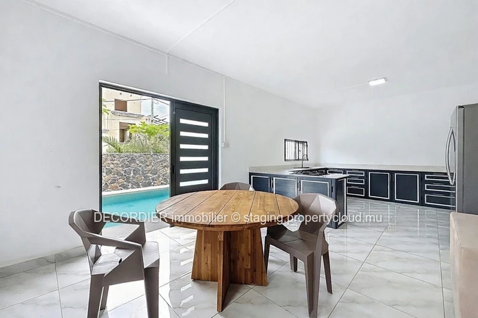 Maison moderne avec piscine privée.