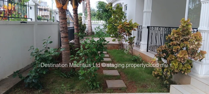 Modern furnished 2 bedroom apartment for rent in Trou aux Biches - 60m², 2 bedrooms, parking, yard, water tank - 28 0...