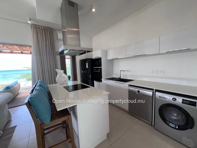 Oceanfront penthouse, 2 bedrooms with en suite bathrooms, direct access to the sea, jacuzzi, terrace, panoramic sea v...