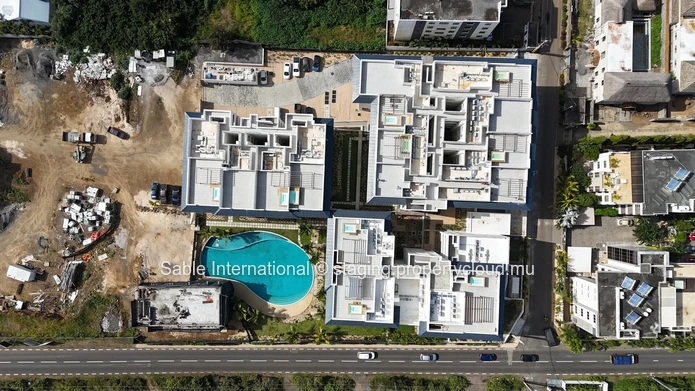 Luxury Penthouse with Pool Access in Péreybère! 2 Beds, Rooftop, Sea Access, Parking, AC. Close to Shops & Hospital.