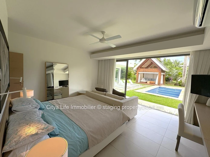 Villa SCS à vendre à Mon Choisy, 512m² habitables, 884m² terrain, 4 chambres, bureau, piscine privée. Prix : 1,850M €.
