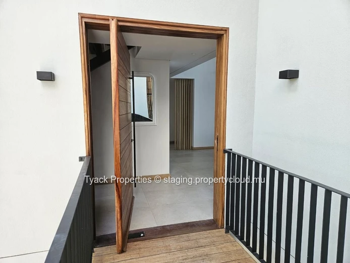 Appartement G+2 à Vendre à Pointe Aux Cannoniers – Rez-de-Chaussée Luxueux avec Accès Jardin