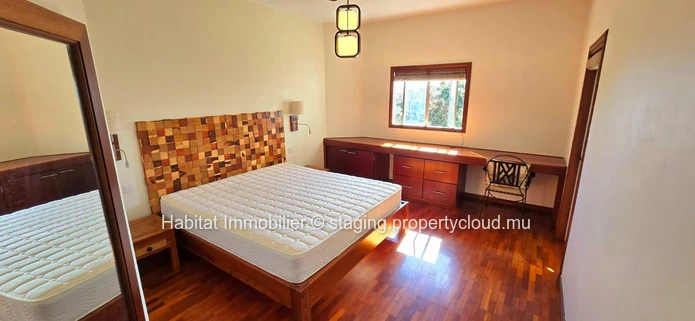 Ce luxueux appartement contemporain meublé et équipé de 151 m2 se situe dans un quartier calme et hautement résidenti...