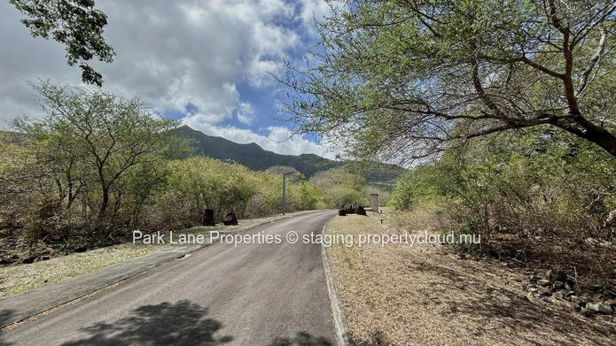 Terrain de 1,696 m² dans le domaine clos de Domaine de Palmyre avec une vue imprenable sur la montagne