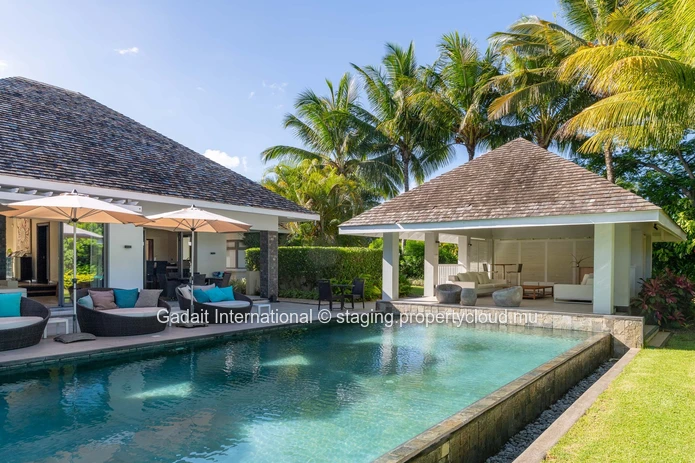 Magnifique propriété de 1972m² avec piscine, jardin et vue panoramique à Anahita