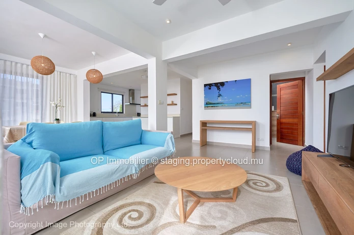 Appartement R+2 à vendre à PEREYBERE, Grand Baie, 120m², 2 chambres, piscine commune, parking gardé, meublé, 295 000 €.