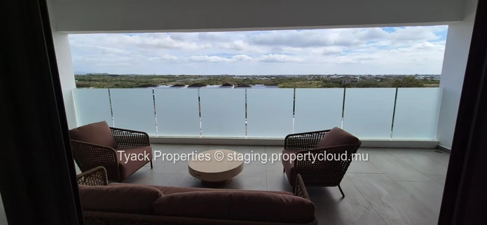 Modern Penthouse with Rooftop Terrace and Pool – Pereybere