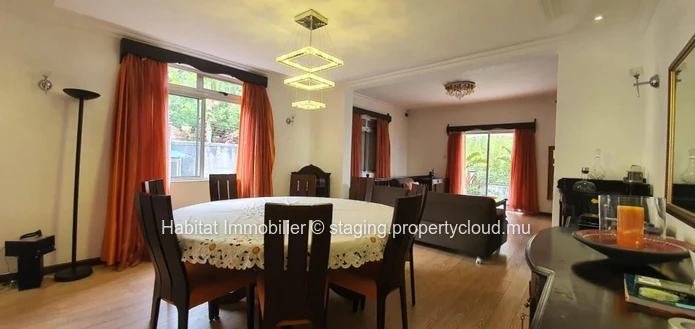 A VENDRE - Maison spacieuse non-meublée de 696 m2 à Floréal. 