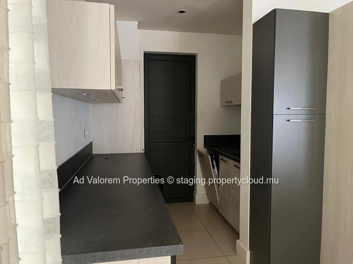 Appartement d’angle avec jardin, terrasses et piscine!