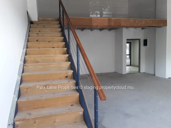 Bureau à Floréal avec rez-de-chaussée et mezzanine