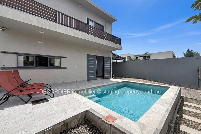 Maison moderne avec piscine privée.