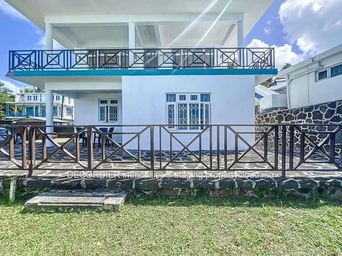 Ideal house on the seafront with private beach