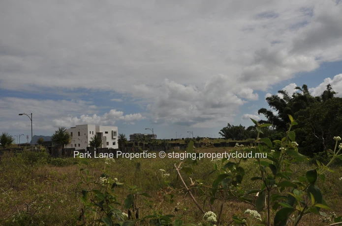 Exceptional 1569 m² plot with stunning mountain views in a prime location in Highlands