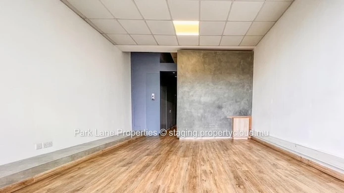 Modern office space with prime visibility & access in Phoenix