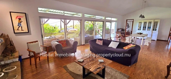 HOUSE TO RENOVATE This house of 250m2 on a plot of land of 888 toises is located in a highly residential area in Flor...
