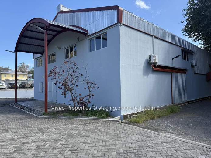 Industrial warehouse for sale in Pailles, area of 1580m² on a plot of 2533m² with the option of additional developmen...