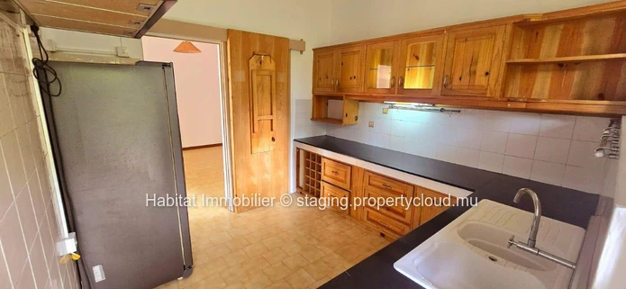 Découvrez cette charmante maison non meublée d'environ 200 m² à Curepipe