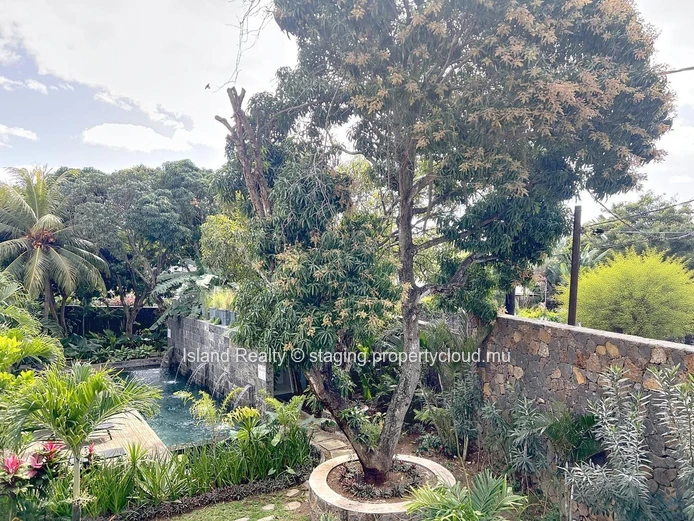 ISLAND REALTY offers you a real gem in Petite Pointe aux Cannoniers: a magnificent 229 m² apartment located just a 2-...