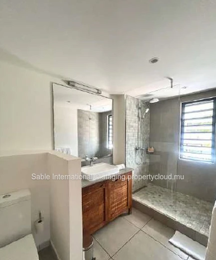 Villa PDS 181m², 3 chambres, piscine privée, proche bus et golf, meublée, climatisée, lumineuse.  à Rivière Noire.