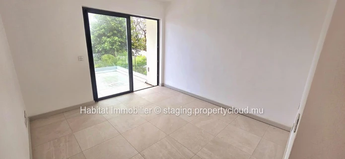 Cette somptueuse villa pieds dans l'eau non-meublée de 300 m² nichée au sein d'une résidence intimiste et sécurisée, ...