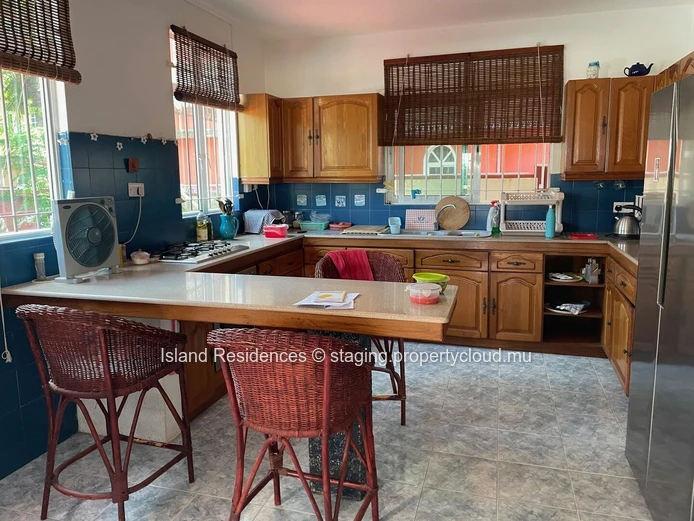 Spacious family home with 5 bedrooms, pool and covered parking