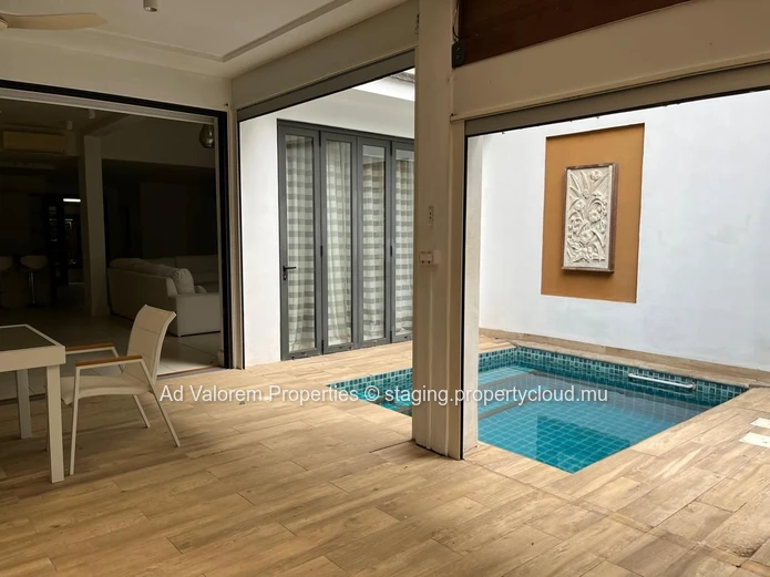 Appartement d’angle avec jardin, terrasses et piscine!