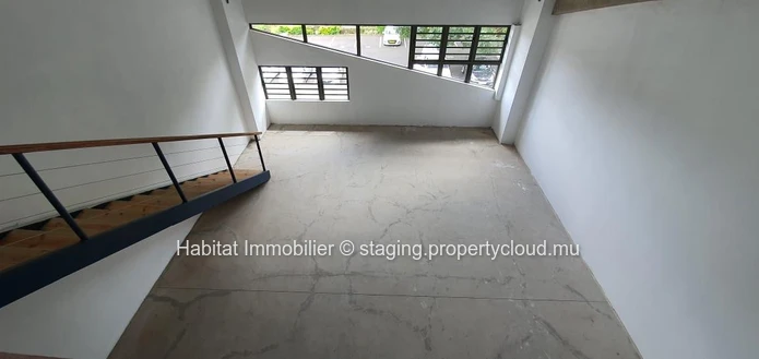 FOR SALE - This one unit unfurnished office space of 180 m2 including a mezzanine of 50 m2 is located in Floréal 