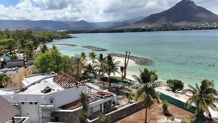 Unique ! Villa Pieds Dans L’Eau Avec Vue Lagon, Morne & Acces Hotel 5* Sur La Cote Ouest De L' Ile Maurice