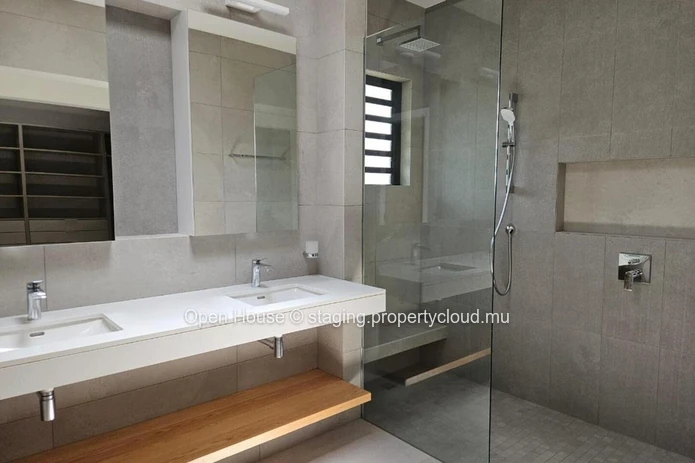Luxurious Penthouse with Stunning Views in Belle Vue Harel - 508m² Living Space, Communal Pool, and More! Rs 75M