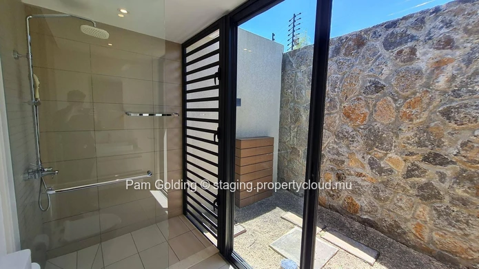 "Villa PDS à vendre à Grand Baie, 325m² habitable, terrain 511m², 4 chambres. Prix $. Ne manquez pas!"