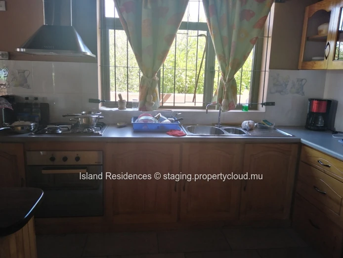Jolie maison de charme avec toit 2 pans et charpente apparente dans un environnement calme et proche des commerces