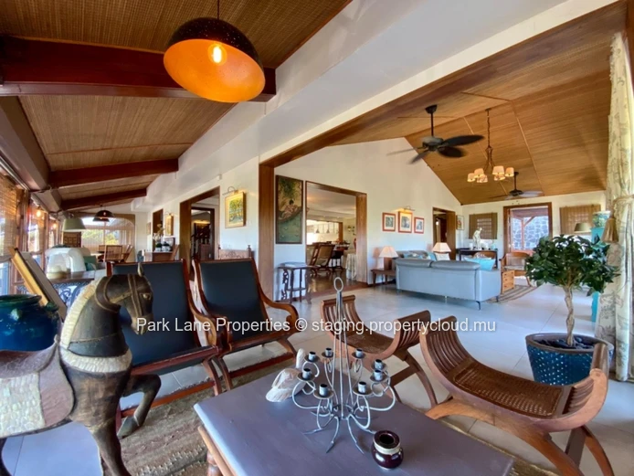 Villa d'exception en flanc de montagne avec vue mer